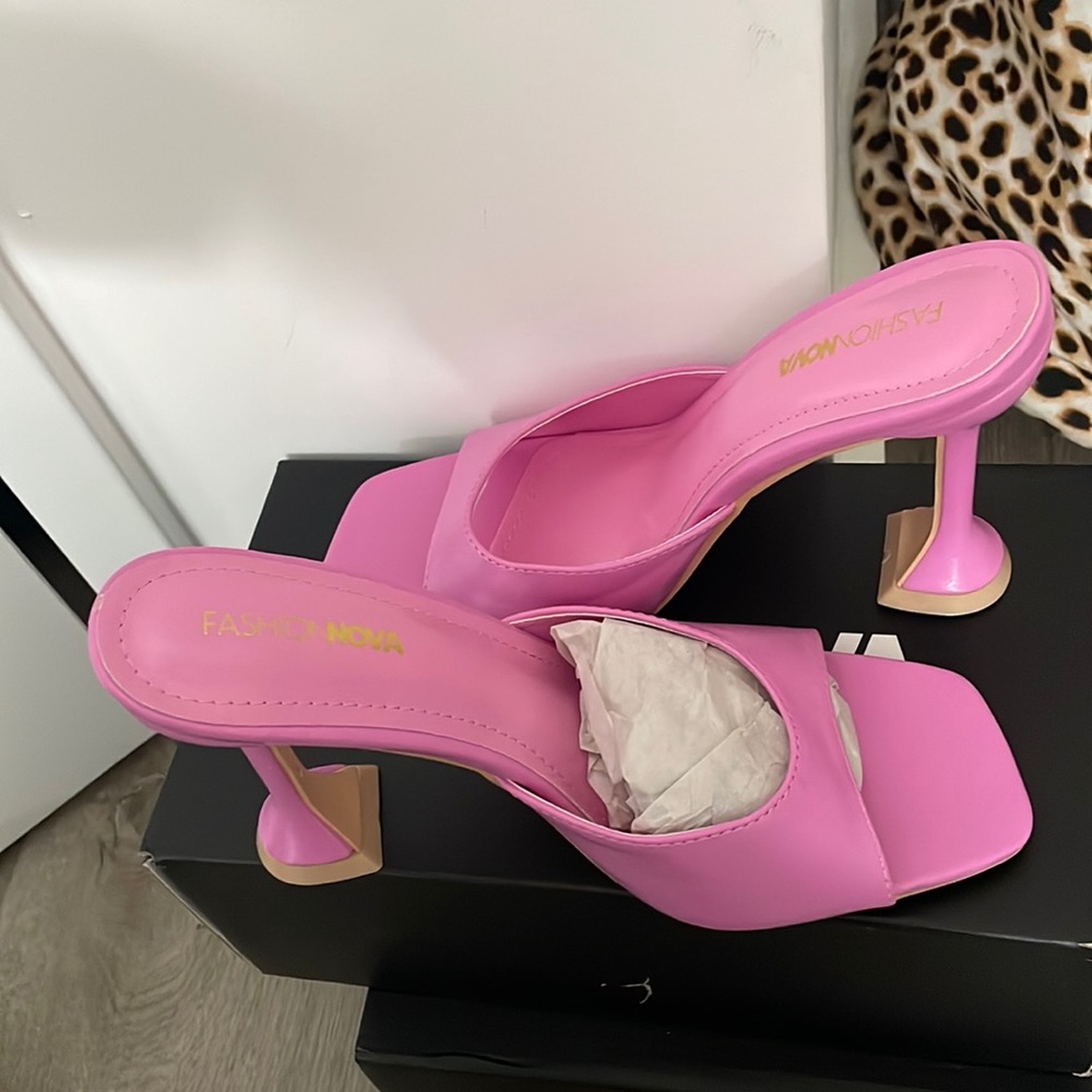 Never worn! Pink Heeled Muse! Size 8